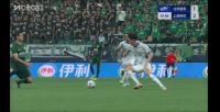 李可鏟倒張玉寧&后者痛苦倒地，馬寧向李可出示黃牌