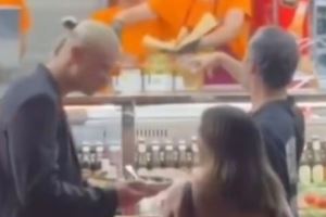 放松身心！哈蘭德在意大利度假，在羅馬街頭吃小吃