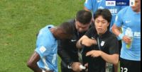 泰山vs英博第24分鐘，英博外援馬馬杜傷退，晉鵬翔替補登場