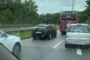 記者：距離熱身賽開(kāi)始不到一小時(shí)，拜仁大巴仍堵在路上