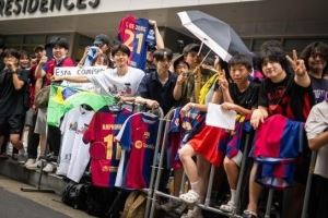 世體：大邱球迷熱烈迎接巴薩，約百人在酒店外守候