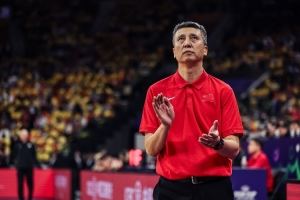 郭士強(qiáng)：這屆中國(guó)男籃是最團(tuán)結(jié)、凝聚力最強(qiáng)、最無(wú)私奉獻(xiàn)的