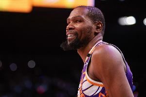 KD：我怎么敏感了？因?yàn)槲沂蔷扌荎D 還在網(wǎng)上和一群農(nóng)民聊天？