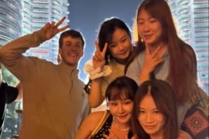 社牛時刻！里夫斯參觀吉隆坡雙子塔 遇路人自拍上前搶鏡合影