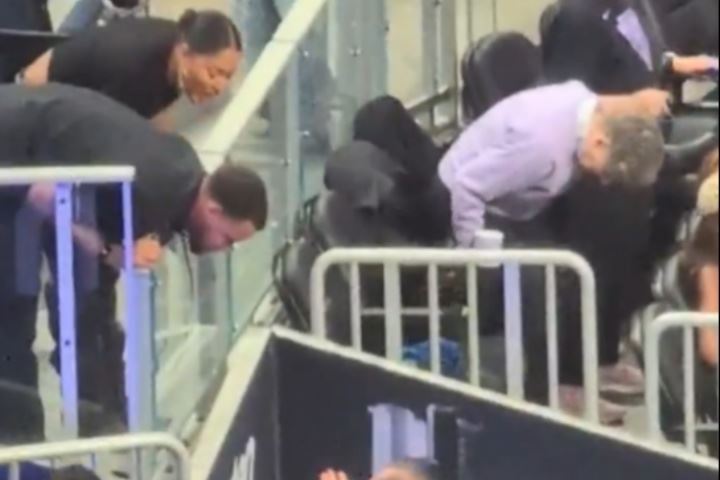 庫(kù)里夫婦看球偶遇拉科布 雙方交談時(shí)后者不停攤手??