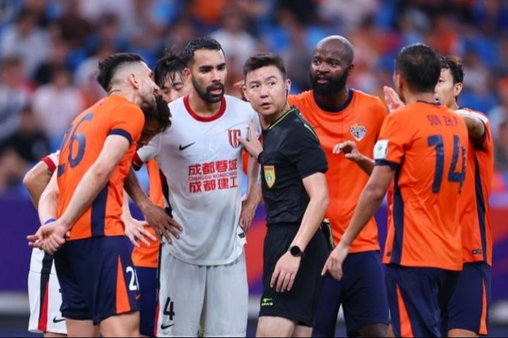 足球報介紹蓉城備戰(zhàn)：韋世豪受罰缺戰(zhàn)，德爾加多等將承擔(dān)更多重任