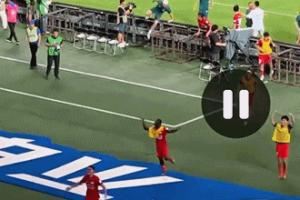 阿奇姆彭：足協(xié)杯后不想踩到申花隊(duì)徽，才用翻滾的方式奔向球迷