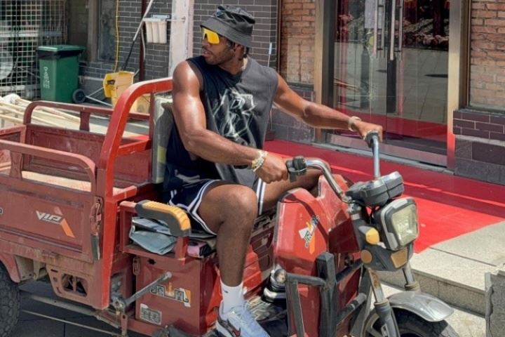 中國名車！希爾德曬游玩照 騎上了鳳凰三蹦子！