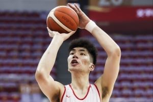 殺傷內(nèi)線！余嘉豪首節(jié)6罰5中 得到5分3籃板