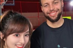 嘴角根本壓不下來！美女主持王小七曬照：兄弟們 和庫里自拍來了