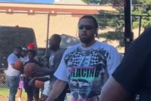 輕松寫意！康寧漢姆一身休閑裝在公園打野球 背身單打拋投進(jìn)筐