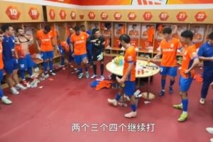 王大雷半場休息時喊話隊友：兩個、三個、四個繼續(xù)打！