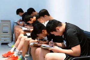 俱樂(lè)部深入貫徹體教融合！青年隊(duì)每周3節(jié)文化課 體育教育一起抓！