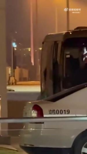 女球迷接機(jī)詹姆斯抱怨：哎哎哎 這就走了？這TM也不看我們一眼