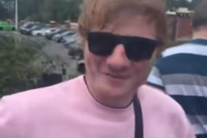 郵報：球迷假扮成歌手黃老板混入老特拉福德看球拍攝，隨后被識破