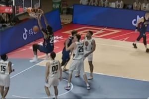 絕對統(tǒng)治力！香港金?？栴D超七成命中率砍下28分15板率隊取勝