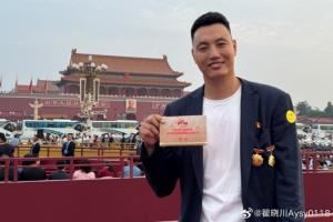 佩戴獎(jiǎng)?wù)聟⒓娱啽鴥x式！翟曉川：正義必勝、和平必勝、人民必勝