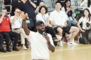 也來追星？詹密？朱俊龍現(xiàn)身上海交大 觀看詹姆斯中國行活動(dòng)