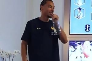 法國隊曬視頻：新人埃基蒂克&阿克利烏舍唱歌，巴爾科拉過生日