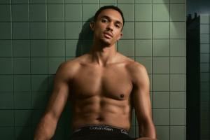 ??阿諾德為Calvin Klein拍攝內(nèi)褲廣告，半裸出鏡大秀健美身材