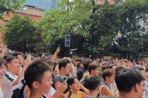 大批球迷等待詹姆斯 高呼：MVP、Cleveland this is for you！