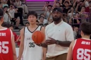 跳球、簽名、合影！媒體人曬詹姆斯交大校園行：老詹的人氣是真高