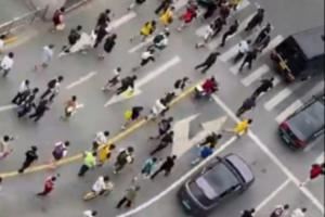 詹姆斯坐車離開交大 球迷爭先恐后沖上前 交警哨子吹冒煙也難阻止