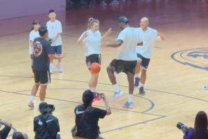 勒布朗和勒布朗夢！詹姆斯扣籃后和李夢面對面一起做霸王步慶祝