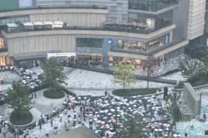 風雨無阻！成都突降暴雨 球迷仍冒雨在詹姆斯中國行活動現(xiàn)場等候