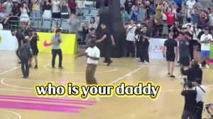 詹姆斯上交活動(dòng)現(xiàn)場 有球迷喊：Who’s Your Daddy？
