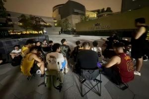 熾熱的愛！詹姆斯今日將亮相成都萬象城 部分球迷徹夜排隊守候
