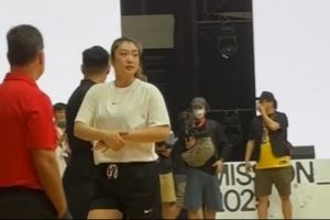勒布朗與勒布朗-夢(mèng)！李夢(mèng)亮相詹姆斯中國(guó)行并上場(chǎng)比賽