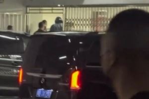凌晨時(shí)分球迷在成都機(jī)場(chǎng)出口歡迎詹姆斯 酒店地下車庫(kù)看到詹姆斯