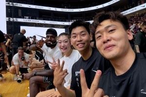 與老詹近距離接觸！趙睿曬18張活動(dòng)照：解鎖多重身份?