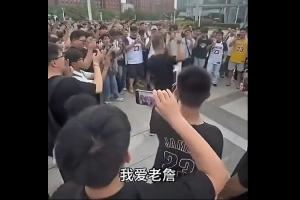 我愛老詹！我為詹狂！大量球迷聚集街頭齊喊口號