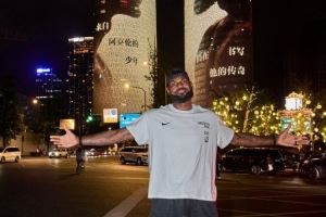 親自打卡留念！耐克官方曬詹姆斯昨晚在成都雙子塔燈光秀前合影