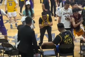 詹姆斯活動(dòng)結(jié)束后 不少球迷圍坐在詹姆斯坐過的椅子旁拍照