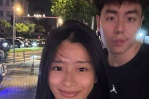 鉆戒閃閃發(fā)亮！李添榮愛(ài)人更新社媒 曬出多張近照