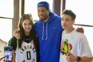 趙繼偉妻子曬與哈利伯頓的合照：??在印第安納的我們