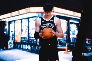 曾凡博曬身穿籃網(wǎng)球衣照：由衷感謝大家 我會去全力追趕這個夏天