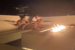 還有這一手！庫里抱著吉他與阿耶莎篝火旁浪漫合奏 享受二人世界