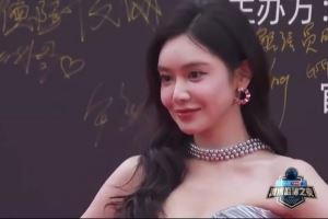 美女主持人美娜亮相微博籃球之夜 一身禮服仙氣飄飄