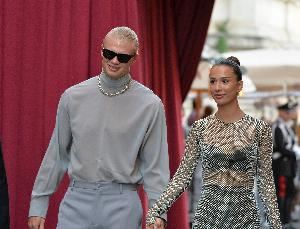 甜??哈蘭德談女友：一開(kāi)始她先給我發(fā)信息；晚上我做飯她玩游戲