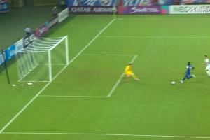 失單刀×2！阿蘇埃接特謝拉直塞獲單刀，但挑射被趙賢祐單臂撲出