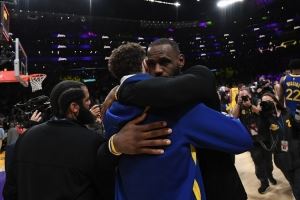 克萊一開始和詹姆斯搭檔會超過目前成就嗎？楊毅：不會 也就是JR