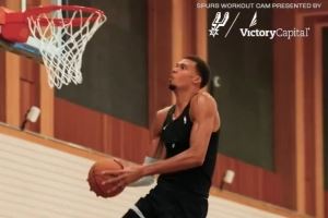 這天賦！馬刺官媒曬訓(xùn)練營(yíng)的視頻：文班亞馬快攻中秀背扣