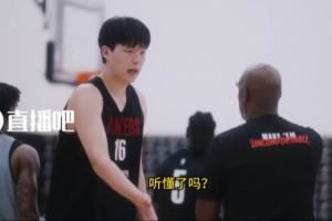 比盧普斯to楊瀚森等隊員：現(xiàn)在只是一節(jié)結束了 不是比賽結束了