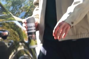 圖片報：胡梅爾斯水瓶貼著一條新聞，寫著“20多歲我想結(jié)婚生子”