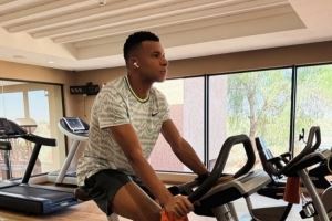 沒(méi)有大礙！姆巴佩社媒曬健身房?jī)?nèi)訓(xùn)練照片