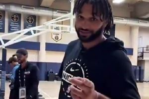 不容易！穆雷挑戰(zhàn)負角度投籃：前四次框框打鐵 第五次命中